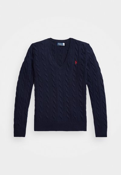 Marineblå genser med kabelstrikk og v-utringning, ribbestrikkede ermer og hem, logo på brystet, laget av teksturert strikket stoff.