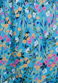 Tecido floral com um fundo azul claro, apresentando flores rosas, amarelas e brancas, juntamente com folhas verdes de formas e tamanhos variados.