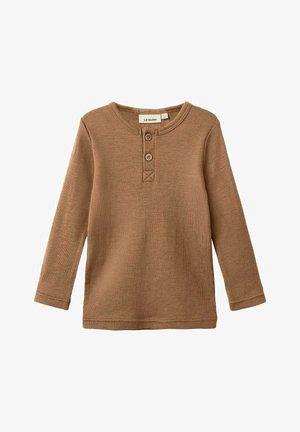 Bruine lange mouwen shirt met een ronde hals, drie knopenlijst en ribbelstructuur. Eenvoudig ontwerp zonder patronen of accenten.