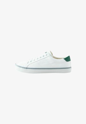 Biały niski sneaker z białymi sznurowadłami, szarą paskiem na podeszwie i zieloną zawieszką na pięcie, widoczny od zewnętrznej strony.