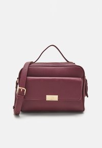 Borsa a mano in pelle bordeaux con una finitura testurizzata, dotata di manico superiore, tracolla regolabile e dettagli in hardware color oro.