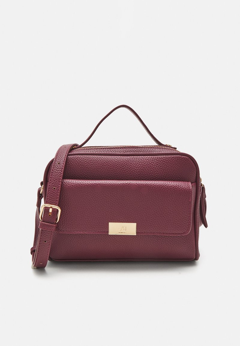 Borsa a mano in pelle bordeaux con una finitura testurizzata, dotata di manico superiore, tracolla regolabile e dettagli in hardware color oro.
