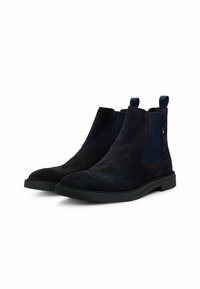 Navy suede chelsea-kengät, joissa on sileä pinta, joustavat sivupaneelit, vetotapit ja litteat kumipohjat. Ominaisuuksiin kuuluu brogue-tyylinen koristelu varpaassa.