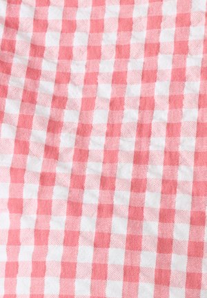 Rood-wit geruit stof met een licht gekreukte textuur en een geweven patroon.