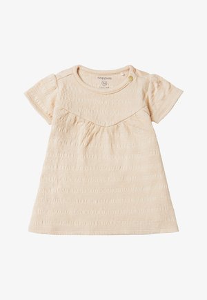 Lichtbeige jurk met korte mouwen van textuurstof, ronde halslijn en geplooide lijf, met een knoopaccent op de schouder.