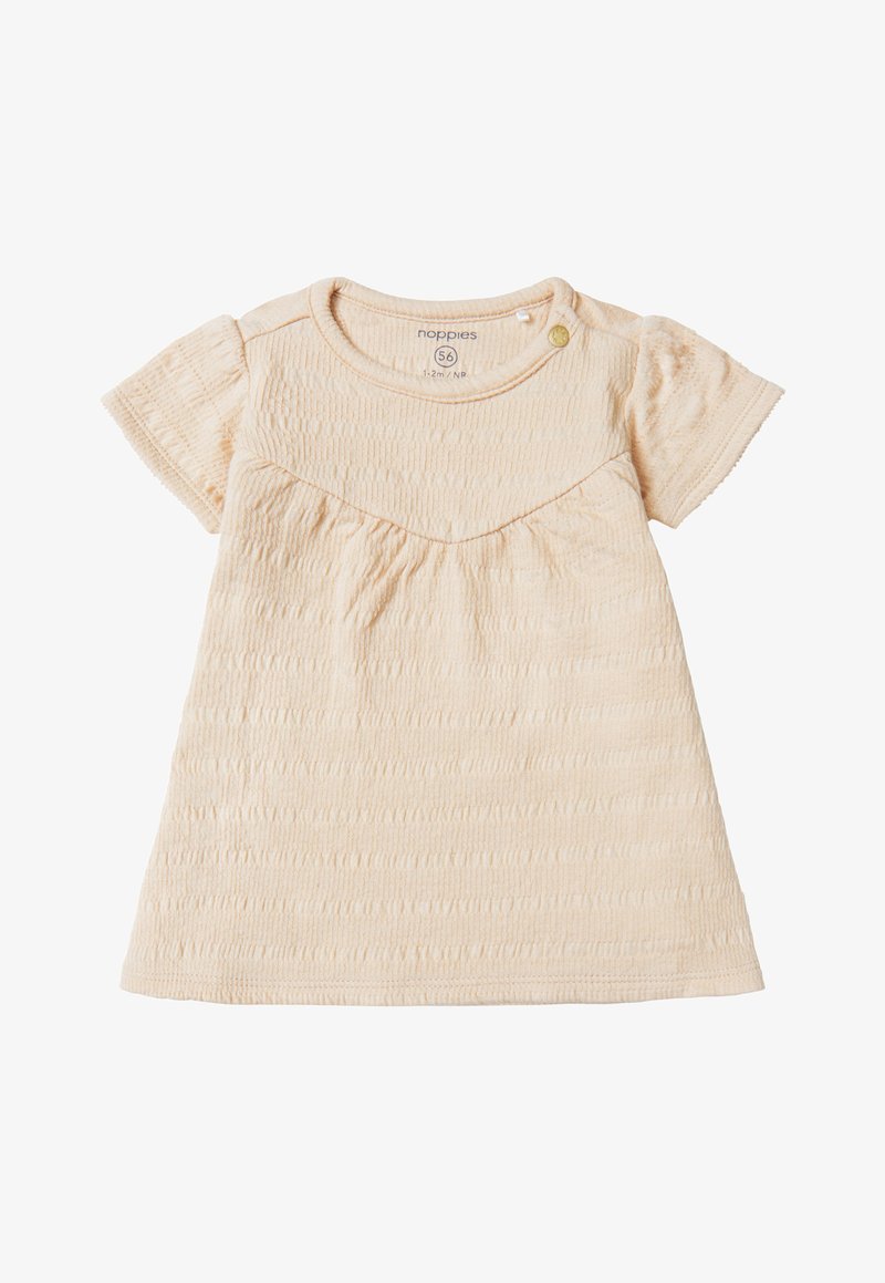 Lichtbeige jurk met korte mouwen van textuurstof, ronde halslijn en geplooide lijf, met een knoopaccent op de schouder.