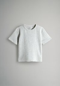 Lysegrå bomuld T-shirt med korte ærmer, rund hals og et tekstureret, ribbet design. Enkel, uden pynt.