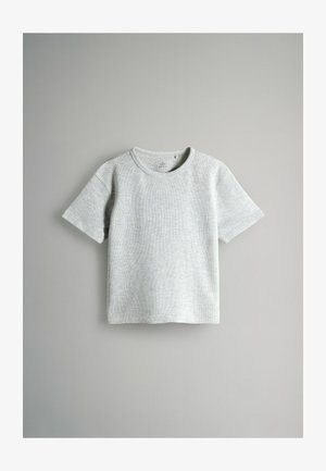 Jasnoszary bawełniany t-shirt z krótkimi rękawami, okrągłym dekoltem i teksturowanym, prążkowanym wzorem. Prosty, nieozdobiony styl.