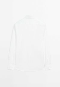 Witte longsleeve shirt van gladde stof, met een klassieke kraag, knoopmanchetten en een gebogen zoom zonder zichtbare patronen of details.