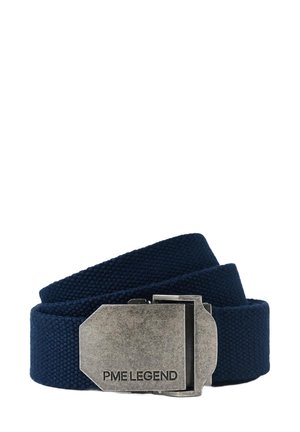 Marineblauer gewebter Stoffgürtel mit einer rechteckigen Metall-Schließe, die den eingravierten Text "PME LEGEND" trägt. Strukturiert Oberfläche und robuste Bauweise.
