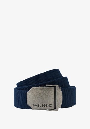 Ceinture en tissu tressé bleu marine avec une boucle métallique rectangulaire portant le texte gravé "PME LEGEND." Surface texturée et conception robuste.
