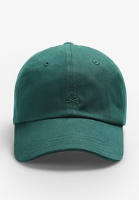Groene katoenen pet met een geborduurd doodskop en gekruiste botten logo. Klassieke gebogen rand en zes-panels ontwerp met ventilatieoogjes.