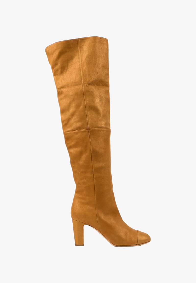 Botte haute en daim marron avec un bout arrondi et un talon bloc haut, s'étendant au-dessus du genou.