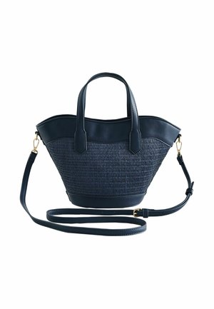 Borsa intrecciata blu scuro con rifiniture in pelle, due manici superiori e una tracolla lunga regolabile con fibbie dorate.