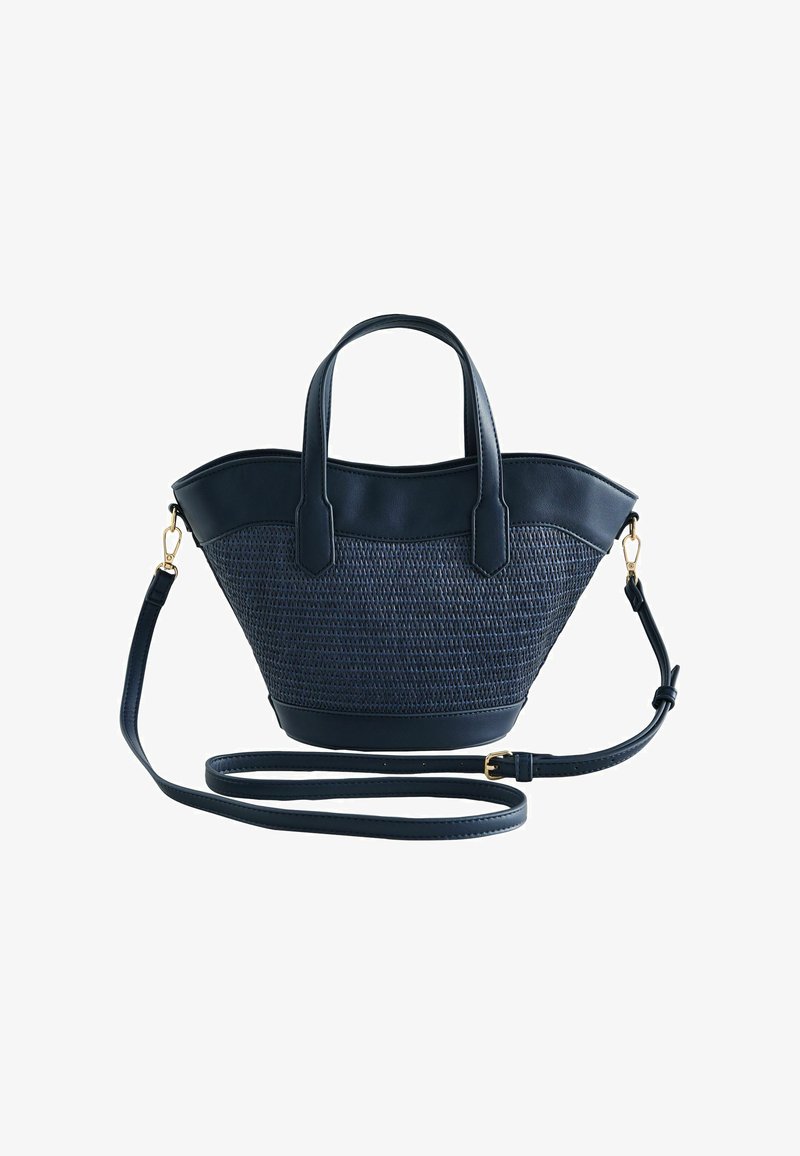Sac à main tissé bleu foncé avec garniture en cuir, deux poignées supérieures et une longue bandoulière réglable avec des attaches dorées.