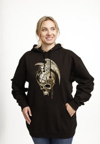 Felpa nera con cappuccio caratterizzata da un design grafico di un teschio con una figura alata, dettagliata con accenti grigi e bianchi, e una tasca frontale.