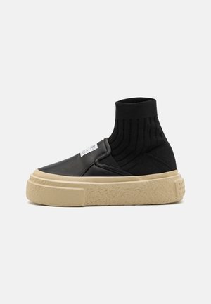 High-top trainers - black