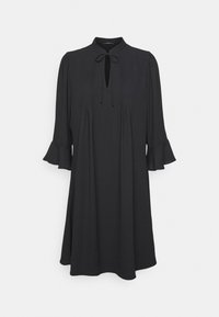 Robe noire longueur genou avec un col, une ouverture en forme de goutte à l'avant et des manches évasées et fluides. Confectionnée dans un tissu léger avec de subtiles plis.