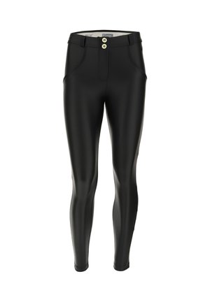 Leggings neri a vita alta realizzati in materiale elastico e lucido. Presentano due tasche frontali e una chiusura con doppio bottone in vita.