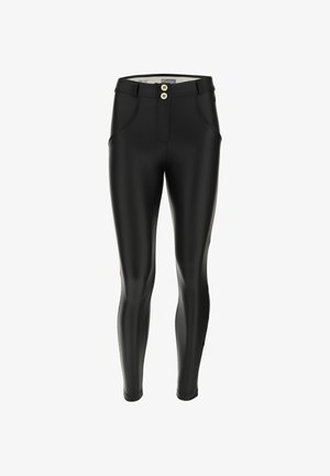 Leggings neri a vita alta realizzati in materiale elastico e lucido. Presentano due tasche frontali e una chiusura con doppio bottone in vita.