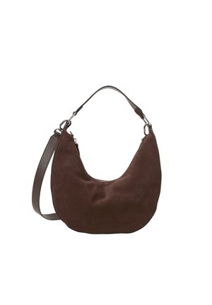 Borsa a spalla in suede marrone con una silhouette curva, dotata di una tracolla in pelle e chiusura con zip. Texture liscia con dettagli hardware minimi.