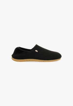 Zapatos negros de fieltro tipo slip-on con diseño redondeado, suela de goma color canela y pequeño adorno con forma de pez en el lado superior. Textura suave en toda la superficie.