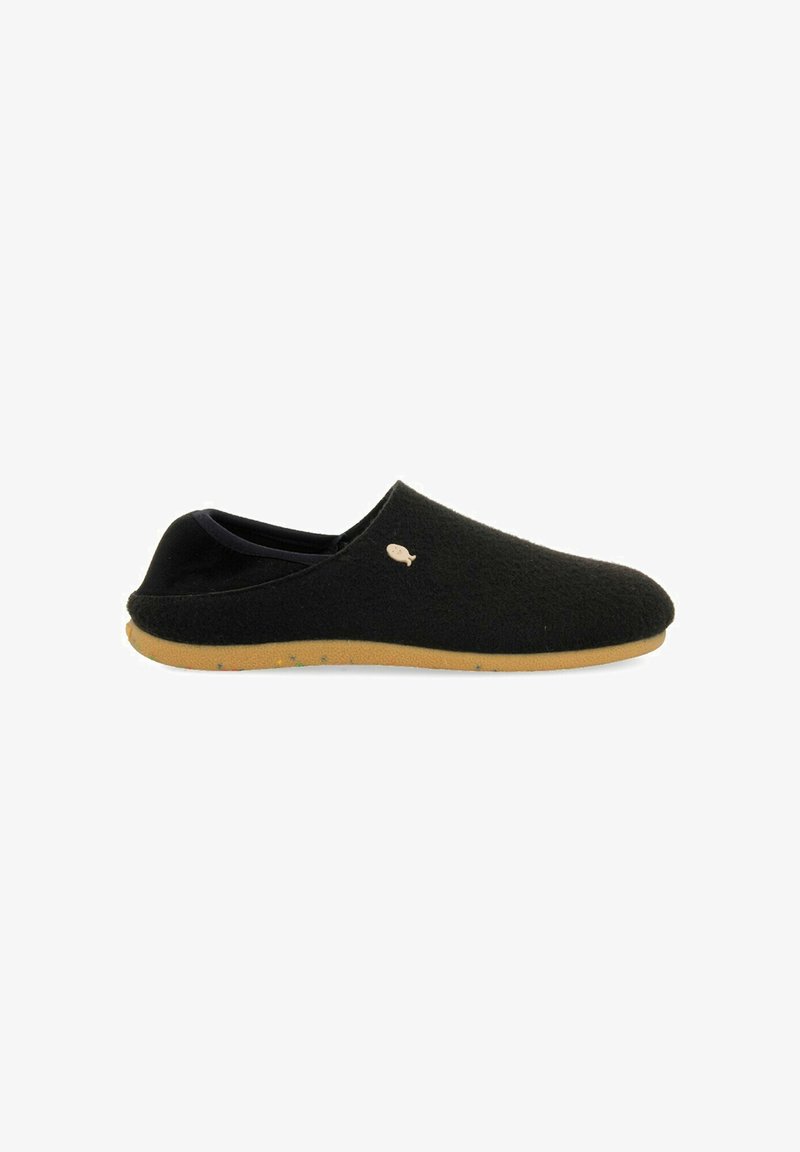 Zapatos negros de fieltro tipo slip-on con diseño redondeado, suela de goma color canela y pequeño adorno con forma de pez en el lado superior. Textura suave en toda la superficie.