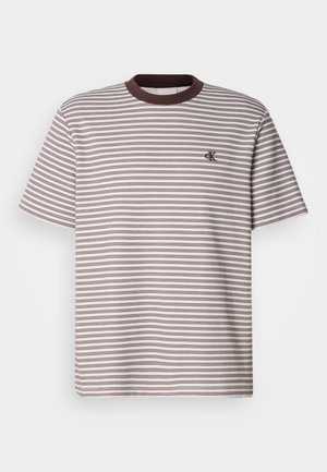 Tricou cu mânecă scurtă, cu dungi orizontale în nuanțe de maro și crem, guler rotund cu bordură maro și un mic logo brodat pe piept.