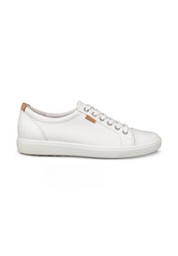 Hvid lavtop lædersneaker med snørebånd, en gummisål og en lille tanfarvet logo-flig på siden og hælen.
