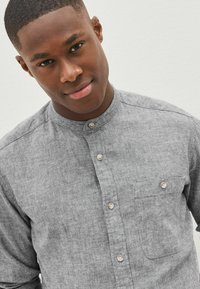 Next LINEN BLEND ROLL SLEEVE SHIRT WITH GRANDAD COLLAR - Košile - grey