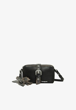 Fekete bőr keresztpántos táska ezüst csattal az elülső pánton, egy nagy virág alakú bőrkiegészítővel és fehér "Desigual" logóval.