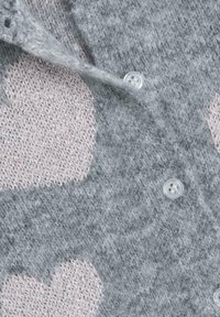 Cardigan grigio lavorato a maglia con grandi motivi a cuore rosa chiaro, con una texture liscia e bottoni di plastica bianca lungo il davanti.