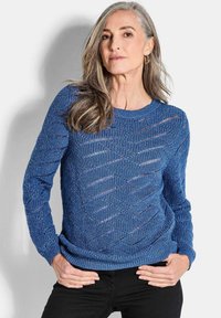 Blauer gestrickter Pullover mit strukturiertem Muster, der über Öffnungen verfügt und einen Rundhalsausschnitt hat. Lange Ärmel und lockerer Schnitt.