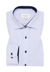 Lichtblauw geruit overhemd met een contrasterende marinekleurige kraag en manchetten, voorzien van zwarte knopen en een enkele borstzak.