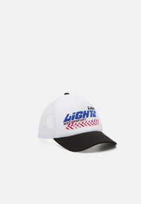Cappellino trucker a rete bianco con visiera nera, caratterizzato da testo blu e rosso e un motivo a cucitura di baseball sul davanti.