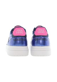 Sneakers con una parte superiore sintetica blu lucido e suola in gomma bianca. Accenti rosa sul tallone con la scritta "SINCE 1890" in bianco.