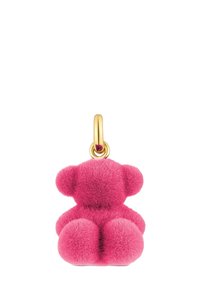 Ciondolo a forma di orsacchiotto rosa in peluche con un anello in metallo dorato. Forma rotonda, texture morbida e orecchie piccole. Cuciture visibili e superficie liscia e soffice.