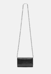 Borsa a tracolla in pelle nera con tracolla a catena argentata, forma rettangolare e superficie liscia con logo impresso sulla parte anteriore.