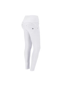 Leggings bianchi, aderenti, con una texture liscia e vita alta. Presentano due tasche posteriori e cuciture a contrasto per un tocco di dettaglio in più.