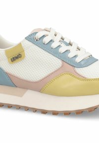 Baskets à tige en mesh, ornées d'accentuations en cuir bleu, rose et jaune. Semelle blanche épaisse et semelle extérieure en caoutchouc texturée pour une meilleure adhérence.