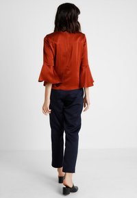 IVY OAK Bluse - cognac