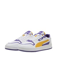 Hvide sneakers med lilla og gule detaljer, der har en glat læderoverdel, rund tå, snørebåndslukning og gummisål.