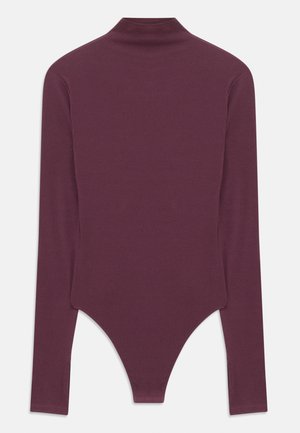 Body de manga larga burdeos con cuello alto, hecho de una tela suave, con un corte de tanga en la parte inferior y mangas ajustadas.