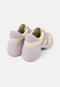 Plateausneaker mit einer abgerundeten lavendelfarbenen Sohle, beigem Lederobermaterial und grauen Akzenten. Die Vorderseite zeichnet sich durch ein Schnürdesign und eine weiche Textur aus.