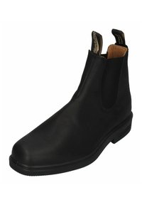 Zwarte leren Chelsea-boot met elastische zijpanelen, ronde neus en een platte zool. Bevat het merklogo op de hak en trekstrips.