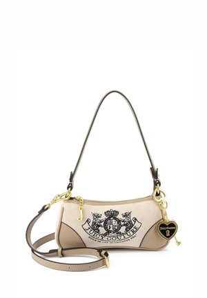 Mała beżowa torebka Juicy Couture z czarnym logo, złotymi zawieszkami w kształcie serca i klucza oraz dwoma regulowanymi paskami, jednym na ramię i jednym przewieszanym przez ciało.