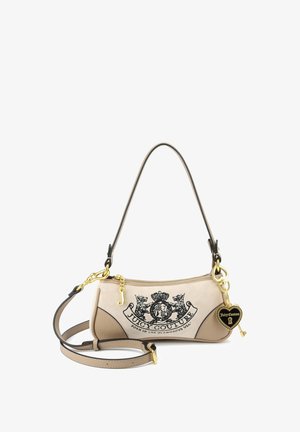 Mała beżowa torebka Juicy Couture z czarnym logo, złotymi zawieszkami w kształcie serca i klucza oraz dwoma regulowanymi paskami, jednym na ramię i jednym przewieszanym przez ciało.
