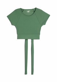 Top atlético corto verde con mangas cortas, que presenta un detalle de nudo en la cintura. Hecho de un material suave y elástico.