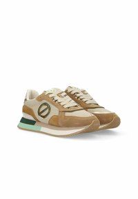 Sneaker beige e marrone con un mix di camoscio testurizzato e rete. Presentano un logo circolare, lacci spessi e una suola con accenti verdi.