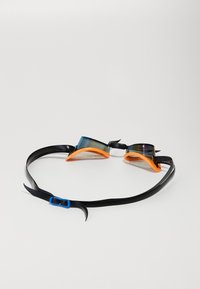 Gafas de natación negras con lentes espejados, sellos naranjas y una correa negra ajustable con una hebilla azul.